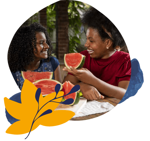 mãe e filha comendo melancia